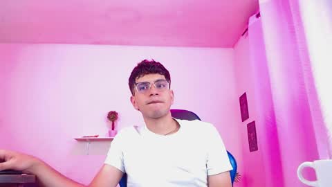 Snapshot of maax_18 chatting on 04/12/26, 01:49 Max online show from 04/12/26, 01:49