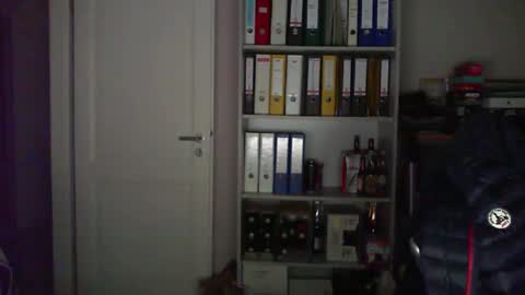 Snapshot of macfly67 chatting on 12/16/24, 06:27 macfly67 online show from 12/16/24, 06:27