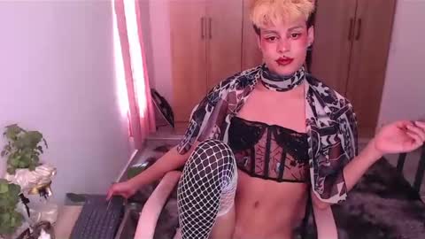 Snapshot of machissex chatting on 12/16/24, 03:00 machissex online show from 12/16/24, 03:00