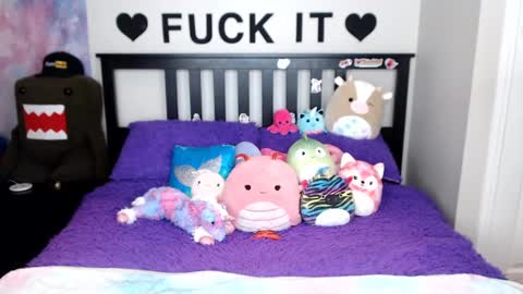 Mackenzie Wolfe online show from 11/12/25, 03:07