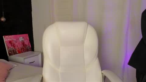 Snapshot of madame_lilith chatting on 01/17/25, 11:27 madame lilith online show from 01/17/25, 11:27