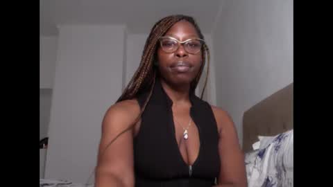 Snapshot of madamindigo chatting on 02/16/25, 10:43 YourMadamIndigo online show from 02/16/25, 10:43