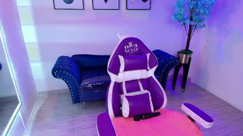 maddie_t18 online show from 05/13/26, 11:29