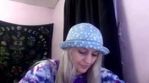 Snapshot of madelinevalentine chatting on 10/28/25, 12:47 madeline online show from 10/28/25, 12:47