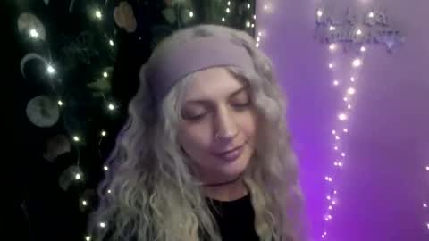 Snapshot of madelinevalentine chatting on 11/18/25, 02:54 madeline online show from 11/18/25, 02:54