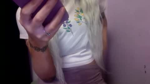 Snapshot of madelinevalentine chatting on 11/28/25, 02:25 madeline online show from 11/28/25, 02:25