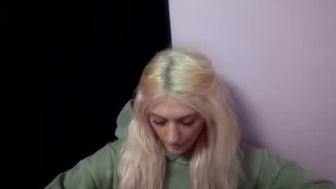 Snapshot of madelinevalentine chatting on 11/30/25, 09:19 madeline online show from 11/30/25, 09:19