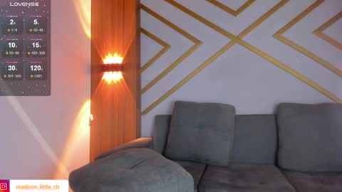 Snapshot of madison_little chatting on 12/19/24, 03:30 Melissa 700 1400 -5 online show from 12/19/24, 03:30