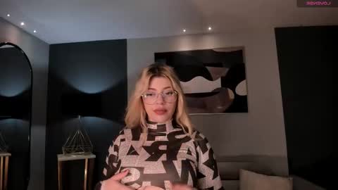 Snapshot of madisonkane chatting on 11/12/25, 11:10 Madison Kane online show from 11/12/25, 11:10