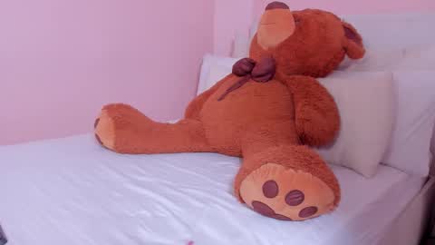 Mae Lyra online show from 11/06/25, 09:37