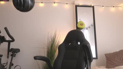 Maeve  schedule 11 am- 530 pm colombia time  online show from 01/01/25, 06:38