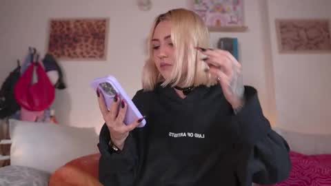 Maeve  schedule 11 am- 530 pm colombia time  online show from 04/16/26, 02:29