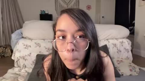 Snapshot of maemariposa chatting on 06/18/26, 09:09 Mae Mariposa online show from 06/18/26, 09:09