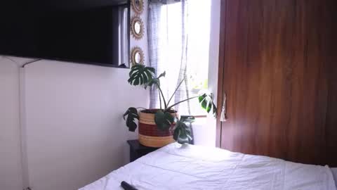 Snapshot of maggie_raver chatting on 11/19/25, 04:07 maggie online show from 11/19/25, 04:07