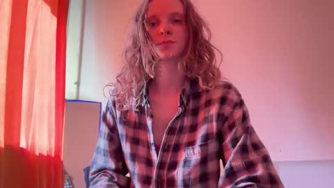 Snapshot of magic_mini_moon chatting on 09/19/25, 09:32 Mikky or Moon online show from 09/19/25, 09:32