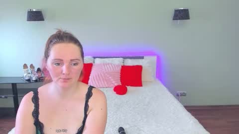 Snapshot of magiceyess chatting on 02/25/26, 07:18 Lili and Bella online show from 02/25/26, 07:18