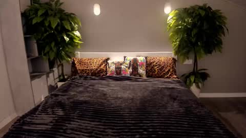 Snapshot of magicpeachhs chatting on 12/02/25, 06:30 Emily online show from 12/02/25, 06:30