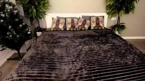 Snapshot of magicpeachhs chatting on 12/15/25, 02:10 Emily online show from 12/15/25, 02:10