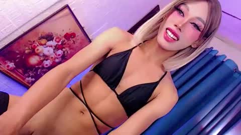 Snapshot of magnifecentcock69_mocah chatting on 12/14/25, 01:27 Mocah online show from 12/14/25, 01:27