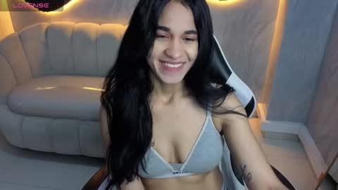 Snapshot of maia_tx chatting on 10/26/25, 12:55 Online 800 to 1400 online show from 10/26/25, 12:55