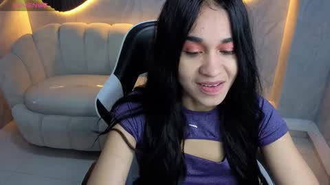 Snapshot of maia_tx chatting on 10/27/25, 01:04 Online 800 to 1400 online show from 10/27/25, 01:04