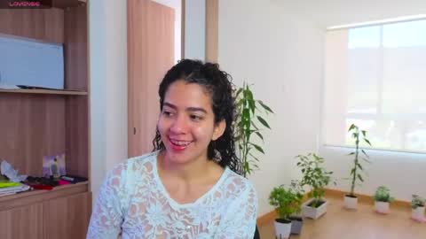 Snapshot of maithe_perroni chatting on 06/04/26, 06:47 Lauu online show from 06/04/26, 06:47