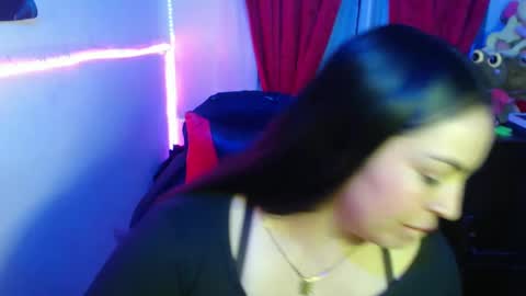 Snapshot of maitte_22 chatting on 01/31/25, 04:14 Hello friends Im on another account online show from 01/31/25, 04:14