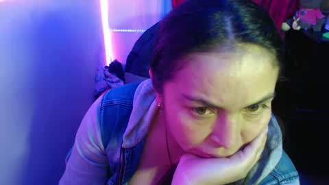 Snapshot of maitte_22 chatting on 02/13/25, 01:40 Hello friends Im on another account online show from 02/13/25, 01:40