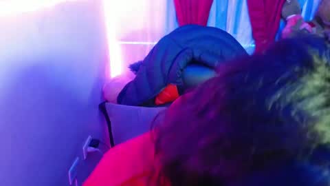 Snapshot of maitte_22 chatting on 02/18/25, 01:21 Hello friends Im on another account online show from 02/18/25, 01:21