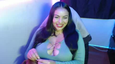 Snapshot of maitte_22 chatting on 02/22/25, 01:55 Hello friends Im on another account online show from 02/22/25, 01:55