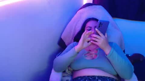 Snapshot of maitte_22 chatting on 02/22/25, 05:34 Hello friends Im on another account online show from 02/22/25, 05:34