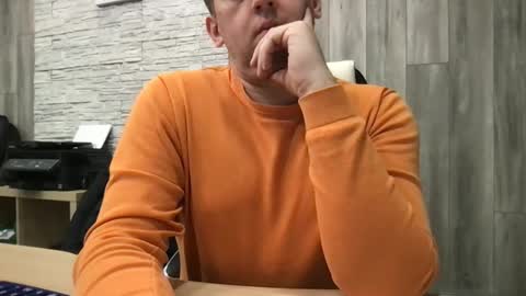 Snapshot of maks199402 chatting on 12/19/25, 09:05 maksoffice online show from 12/19/25, 09:05