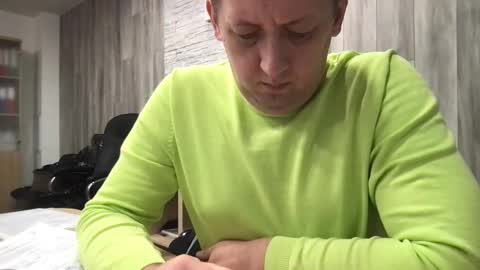 Snapshot of maks199402 chatting on 12/22/25, 09:28 maksoffice online show from 12/22/25, 09:28