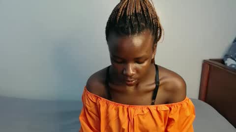 Snapshot of malia_latifa chatting on 11/13/25, 12:26 lati online show from 11/13/25, 12:26