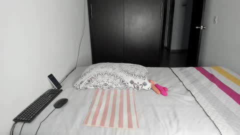 Snapshot of malucam_06 chatting on 02/01/25, 10:44 instagram nueela online show from 02/01/25, 10:44