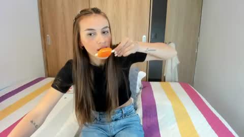instagram  nueela   online show from 06/25/26, 08:24