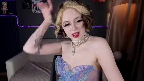 Luna online show from 04/19/26, 11:07