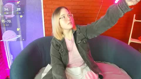 Snapshot of manic_pixie_ chatting on 10/17/25, 10:29 manic_pixie_ online show from 10/17/25, 10:29