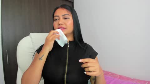 Snapshot of manuela_anderson chatting on 01/05/25, 07:49 MANUELA online show from 01/05/25, 07:49