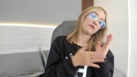 mara_33 online show from 12/16/25, 08:14