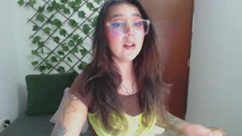 Snapshot of marce_bunny chatting on 09/15/25, 12:32 Marcela online show from 09/15/25, 12:32