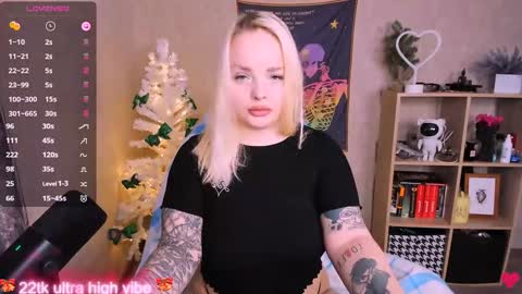 Snapshot of marcelinepeach chatting on 01/10/25, 08:18 Sara online show from 01/10/25, 08:18