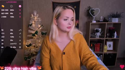 Snapshot of marcelinepeach chatting on 01/11/25, 08:43 Sara online show from 01/11/25, 08:43