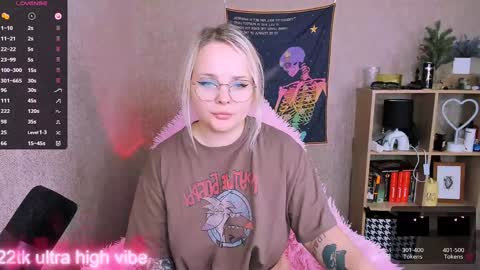 Snapshot of marcelinepeach chatting on 02/02/25, 08:08 Sara online show from 02/02/25, 08:08