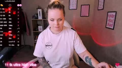 Snapshot of marcelinepeach chatting on 02/23/25, 02:04 Sara online show from 02/23/25, 02:04