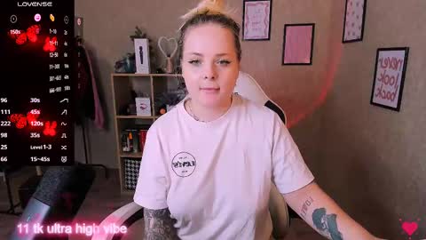 Snapshot of marcelinepeach chatting on 02/23/25, 05:29 Sara online show from 02/23/25, 05:29