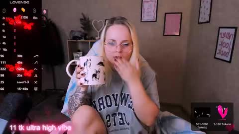 Snapshot of marcelinepeach chatting on 03/01/25, 06:32 Sara online show from 03/01/25, 06:32