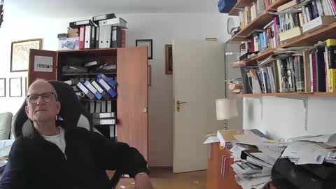 Snapshot of marginalie chatting on 09/18/25, 09:00 marginalie online show from 09/18/25, 09:00