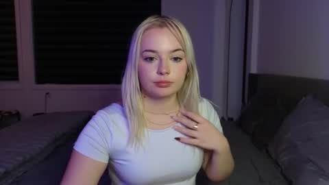 margot_robbie7 online show from 10/08/25, 10:51