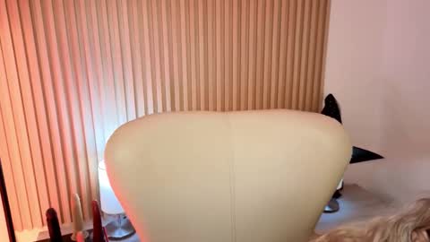 Marian Love  online show from 10/18/25, 11:00